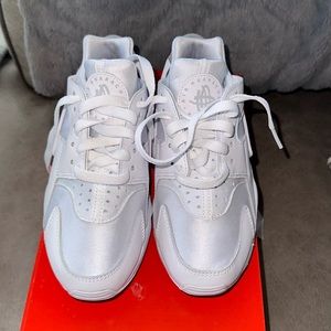 NWT white air huarache sneaker